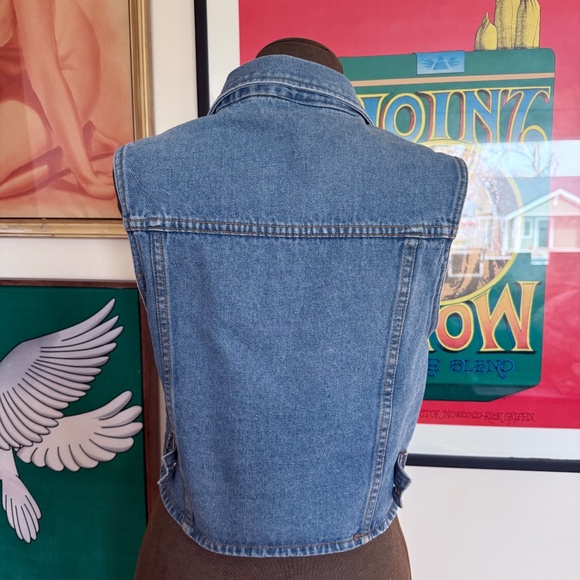 Super cute Vintage 90s Classic light wash denim vest 💙 - Picture 2 of 7